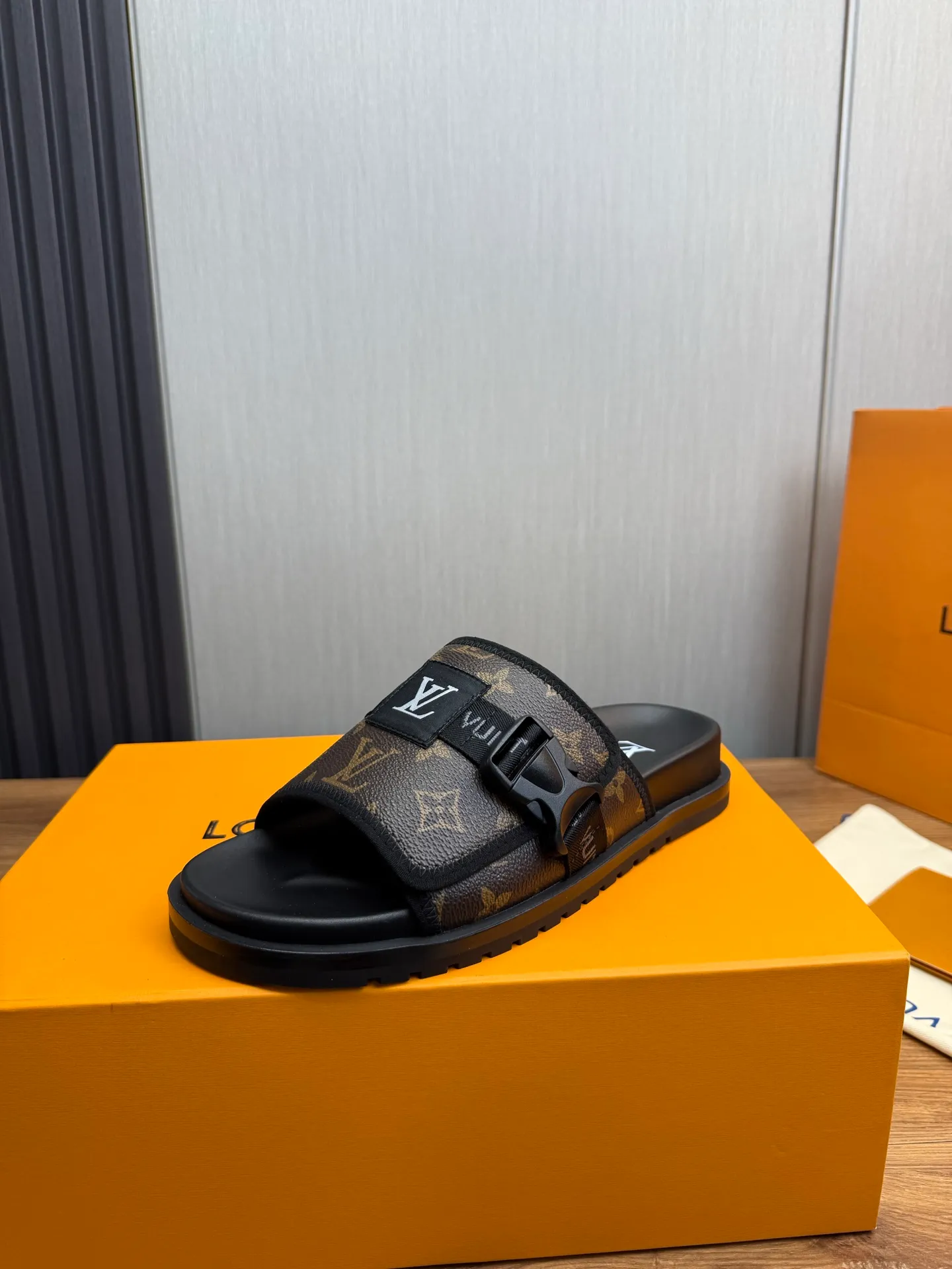Men's shoes 💰320💰 Lv. hot selling men's slippers 🔥 🩴Official website one to one production 38-45 sizes 45 46 🉑️Customized!